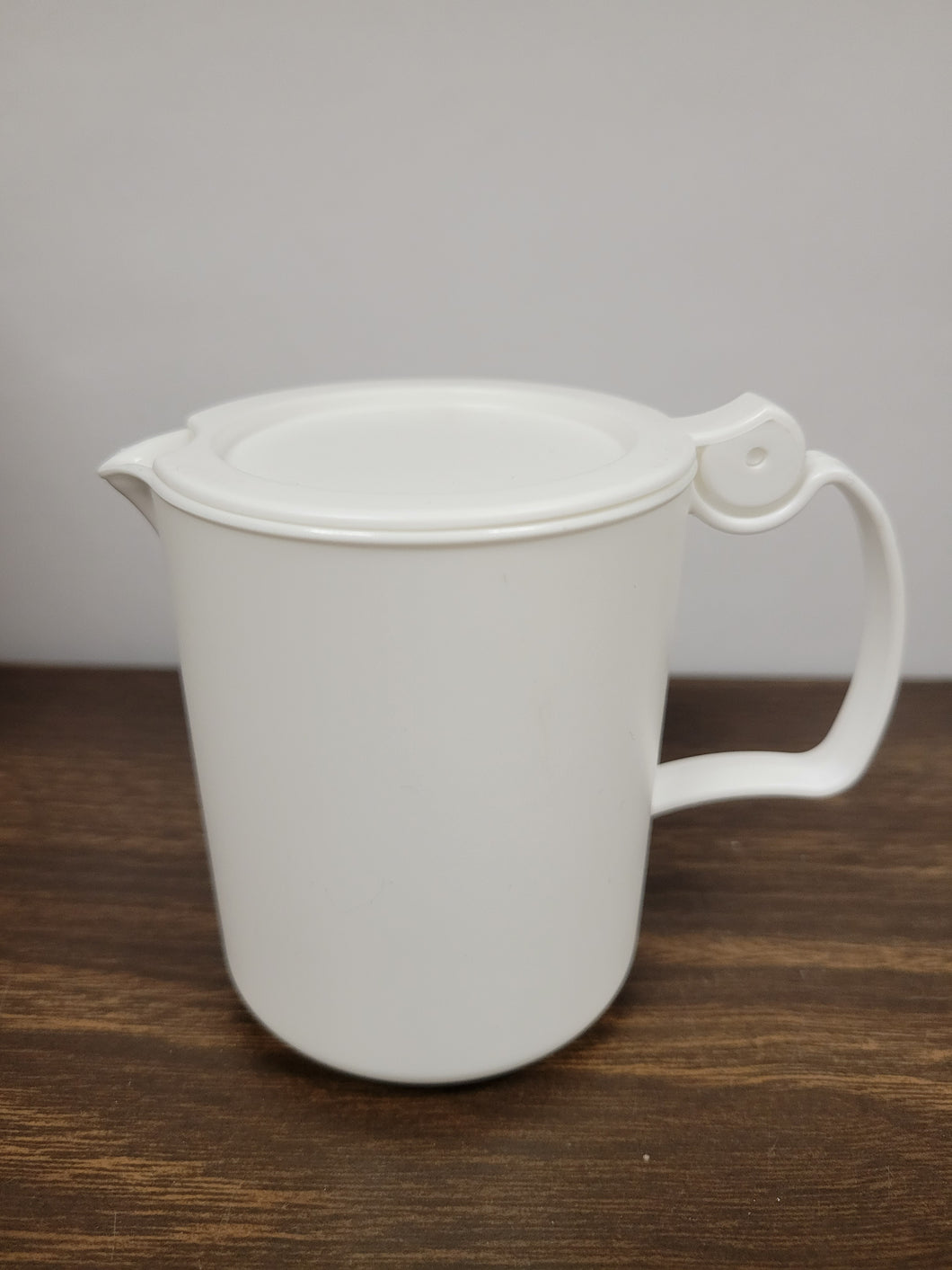 Serving cup with hinged lid